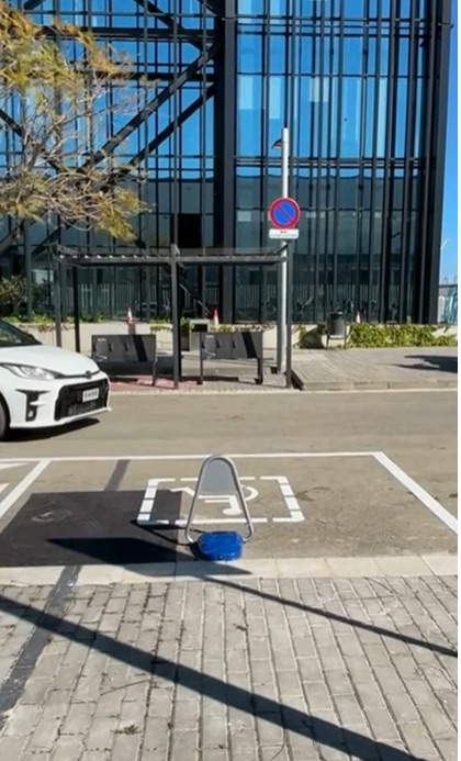 Plaza de aparcamiento accesible conectada en DFactory Barcelona